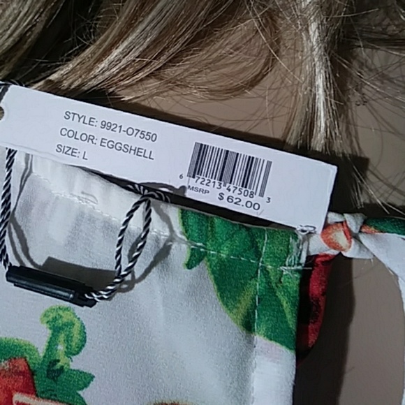 White and pink/ red roses top - Picture 6 of 7